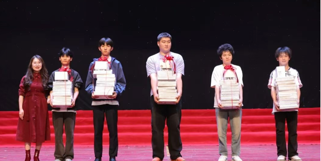 “东西不贵重，却是最真的心意”｜聚食香餐饮为行知学子送来暖心文具